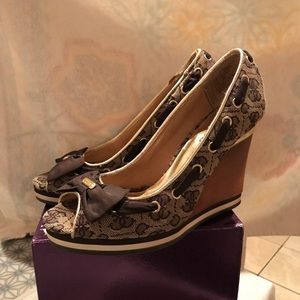 Guess never worn pumps